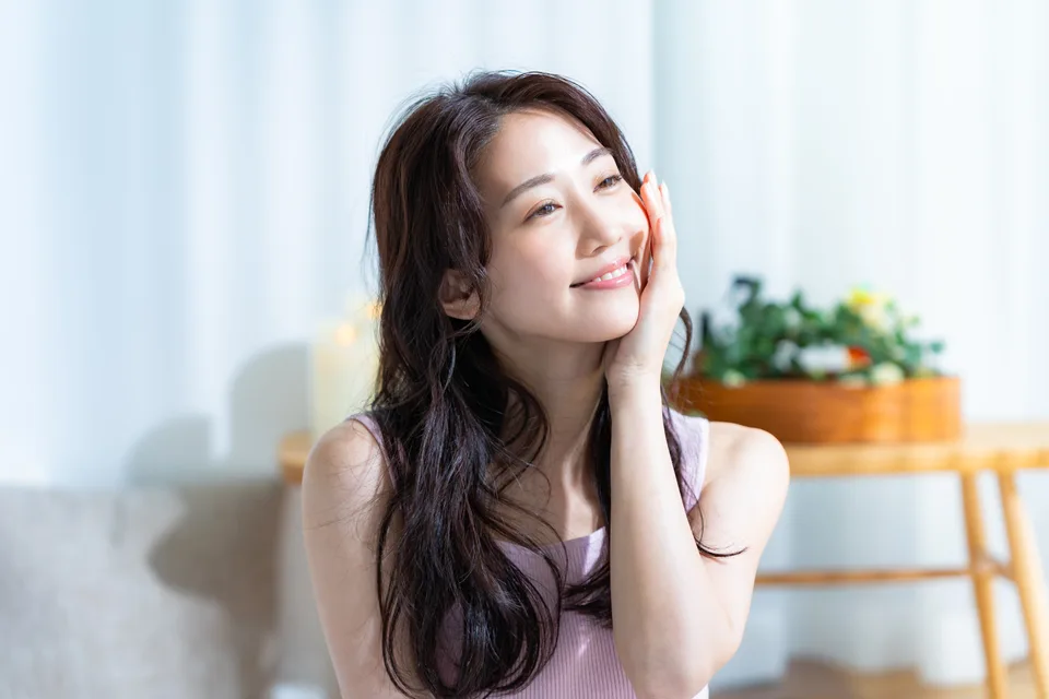 頬に手を添える女性